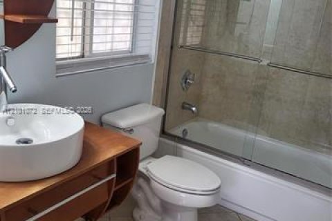 Condo in Fort Lauderdale, Florida, 2 bedrooms  № 2401317 - photo 17