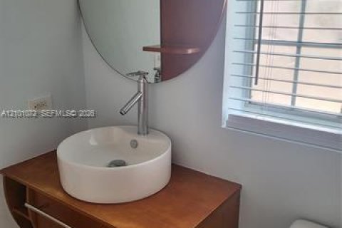 Condo in Fort Lauderdale, Florida, 2 bedrooms  № 2401317 - photo 12