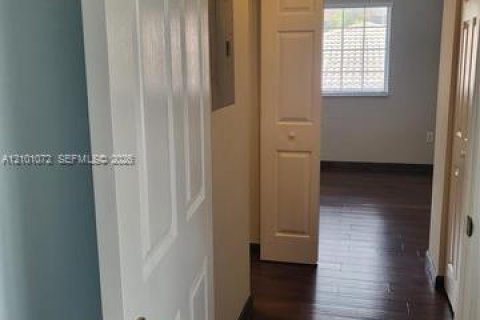 Condo in Fort Lauderdale, Florida, 2 bedrooms  № 2401317 - photo 9