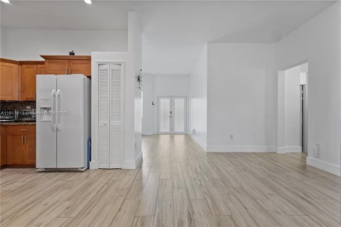 Villa ou maison à louer à Miami, Floride: 3 chambres, 145.02 m2 № 1970407 - photo 10