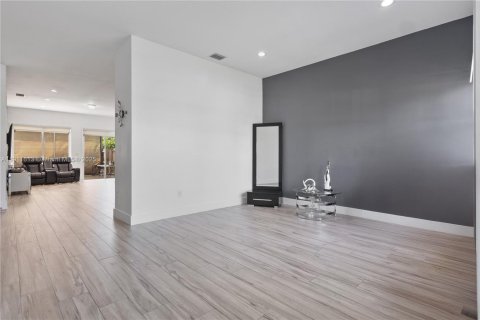 Villa ou maison à louer à Miami, Floride: 3 chambres, 145.02 m2 № 1970407 - photo 3