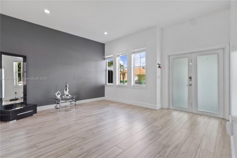 Villa ou maison à louer à Miami, Floride: 3 chambres, 145.02 m2 № 1970407 - photo 2