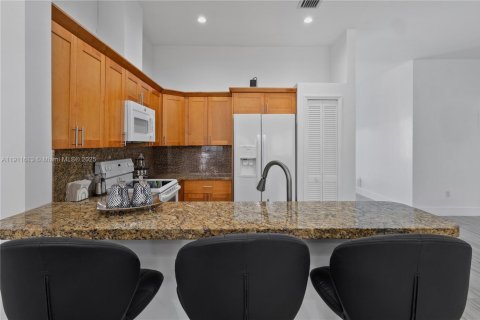 Villa ou maison à louer à Miami, Floride: 3 chambres, 145.02 m2 № 1970407 - photo 9