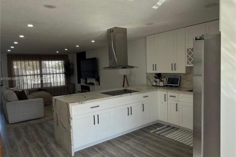 Купить таунхаус в Майами-Гарденс, Флорида 2 спальни, 84.54м2, № 2009075 - фото 11