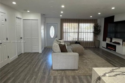 Купить таунхаус в Майами-Гарденс, Флорида 2 спальни, 84.54м2, № 2009075 - фото 12