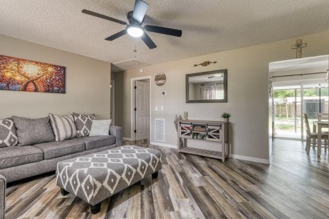 House in Winter Haven, Florida 3 bedrooms, 91.51 sq.m. № 2148305 - photo 7