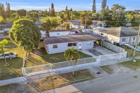 Villa ou maison à vendre à Homestead, Floride: 2 chambres, 91.97 m2 № 2000095 - photo 2
