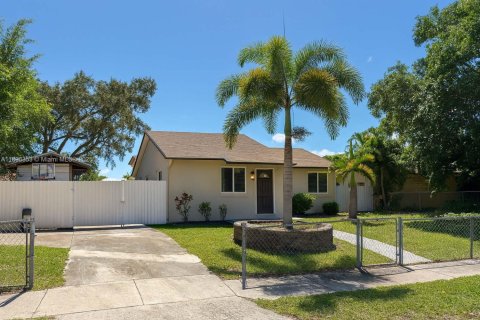 Villa ou maison à vendre à Homestead, Floride: 3 chambres, 127 m2 № 1950158 - photo 2