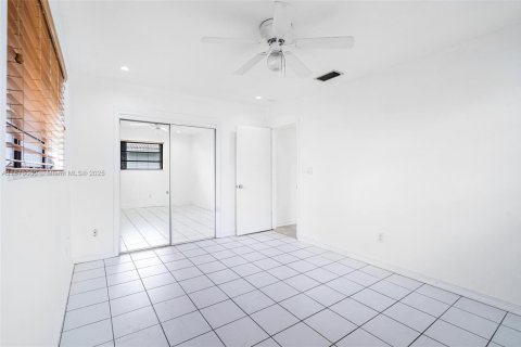 Casa en alquiler en Miami, Florida, 3 dormitorios, 188.31 m2 № 1926078 - foto 12