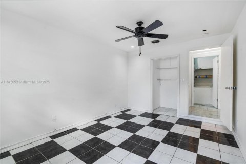 Casa en alquiler en Miami, Florida, 3 dormitorios, 188.31 m2 № 1926078 - foto 11