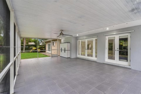 Casa en alquiler en Miami, Florida, 3 dormitorios, 188.31 m2 № 1926078 - foto 23