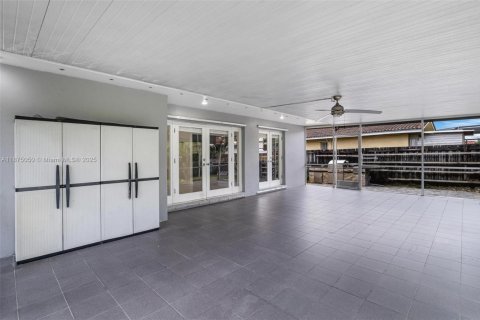 Casa en alquiler en Miami, Florida, 3 dormitorios, 188.31 m2 № 1926078 - foto 22