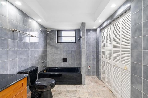 Casa en alquiler en Miami, Florida, 3 dormitorios, 188.31 m2 № 1926078 - foto 15