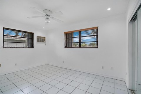 Casa en alquiler en Miami, Florida, 3 dormitorios, 188.31 m2 № 1926078 - foto 13