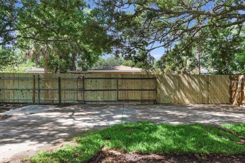 House in Saint Petersburg, Florida 3 bedrooms, 127.09 sq.m. № 2394145 - photo 24