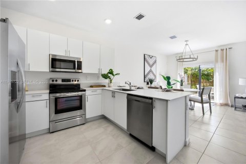 Townhouse in Homestead, Florida 3 bedrooms, 157.47 sq.m. № 2041757 - photo 11
