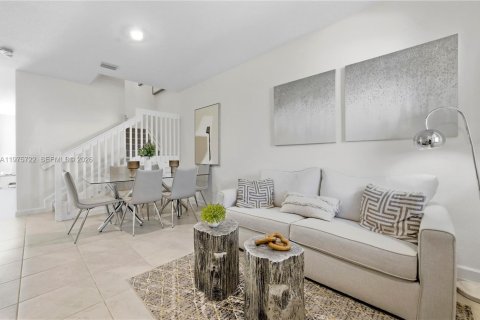 Townhouse in Homestead, Florida 3 bedrooms, 157.47 sq.m. № 2041757 - photo 6