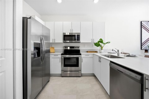 Townhouse in Homestead, Florida 3 bedrooms, 157.47 sq.m. № 2041757 - photo 12