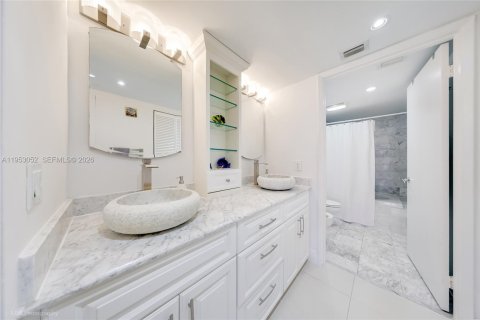 Copropriété à louer à Surfside, Floride: 1 chambre, 89.37 m2 № 2007978 - photo 15