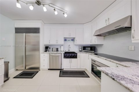 Copropriété à louer à Surfside, Floride: 1 chambre, 89.37 m2 № 2007978 - photo 12