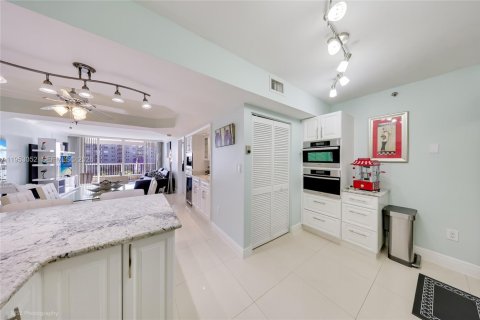 Copropriété à louer à Surfside, Floride: 1 chambre, 89.37 m2 № 2007978 - photo 11