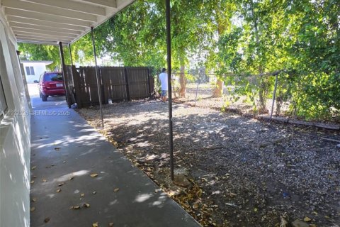 Снять в аренду виллу или дом в Форт-Лодердейл, Флорида 1 спальня, 180.51м2, № 1990559 - фото 1