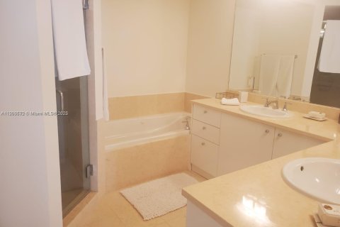 Condo in Aventura, Florida, 2 bedrooms  № 1955723 - photo 10
