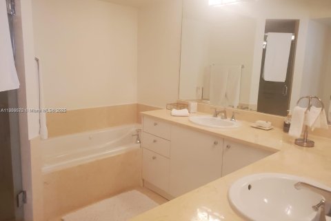 Condo in Aventura, Florida, 2 bedrooms  № 1955723 - photo 11