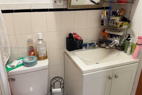 House in Miami, Florida 6 bedrooms, 109.81 sq.m. № 2045773 - photo 11