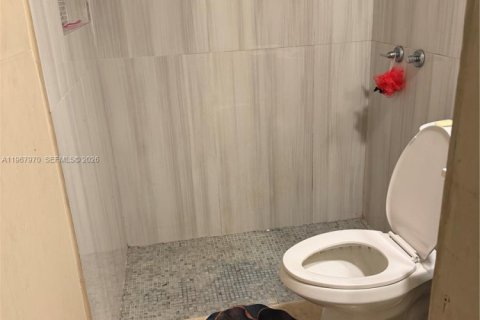 House in Miami, Florida 6 bedrooms, 109.81 sq.m. № 2045773 - photo 7