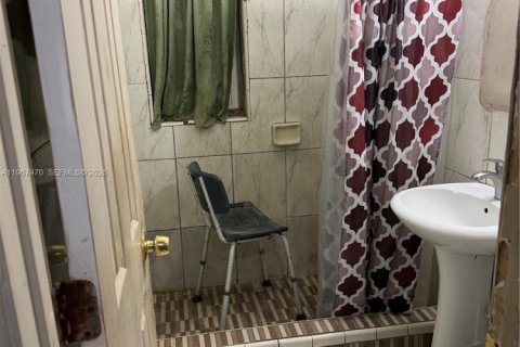 House in Miami, Florida 6 bedrooms, 109.81 sq.m. № 2045773 - photo 13