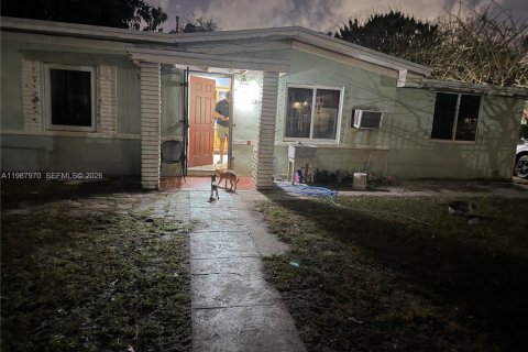 House in Miami, Florida 6 bedrooms, 109.81 sq.m. № 2045773 - photo 2