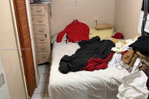 House in Miami, Florida 6 bedrooms, 109.81 sq.m. № 2045773 - photo 12