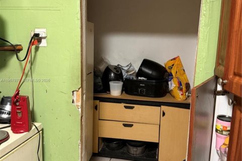 House in Miami, Florida 6 bedrooms, 109.81 sq.m. № 2045773 - photo 15