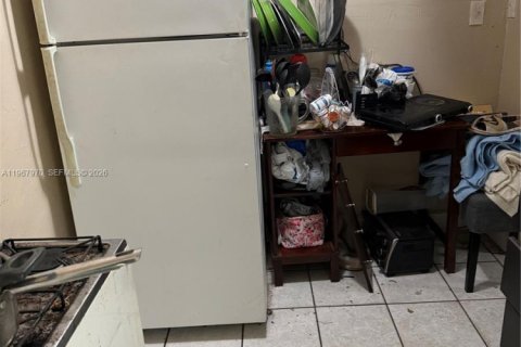 House in Miami, Florida 6 bedrooms, 109.81 sq.m. № 2045773 - photo 8