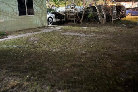 House in Miami, Florida 6 bedrooms, 109.81 sq.m. № 2045773 - photo 4