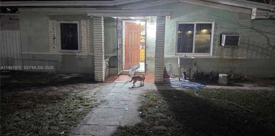 House in Miami, Florida 6 bedrooms, 109.81 sq.m. № 2045773