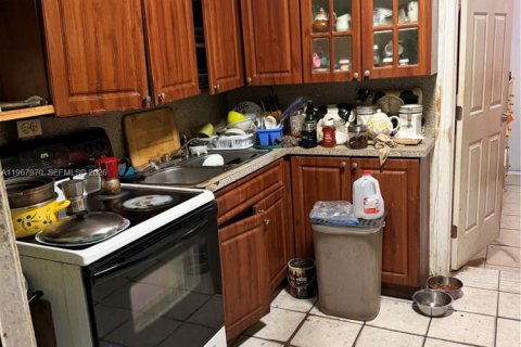 House in Miami, Florida 6 bedrooms, 109.81 sq.m. № 2045773 - photo 19