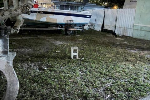 House in Miami, Florida 6 bedrooms, 109.81 sq.m. № 2045773 - photo 3