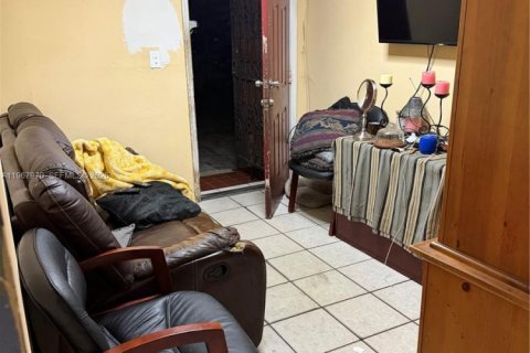 House in Miami, Florida 6 bedrooms, 109.81 sq.m. № 2045773 - photo 14