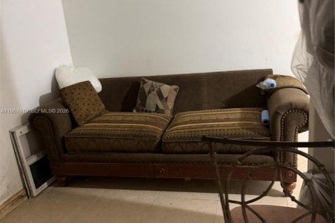 House in Miami, Florida 6 bedrooms, 109.81 sq.m. № 2045773 - photo 5