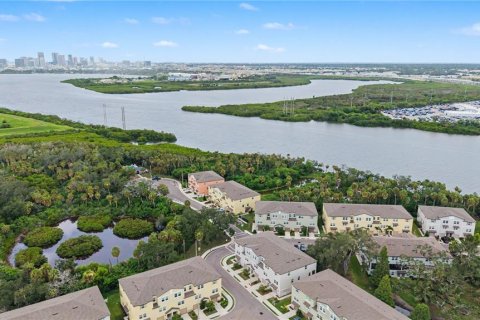 Townhouse in PALM RIVER TOWNHOMES in Tampa, Florida 4 bedrooms, 192.96 sq.m. № 2201612 - photo 4