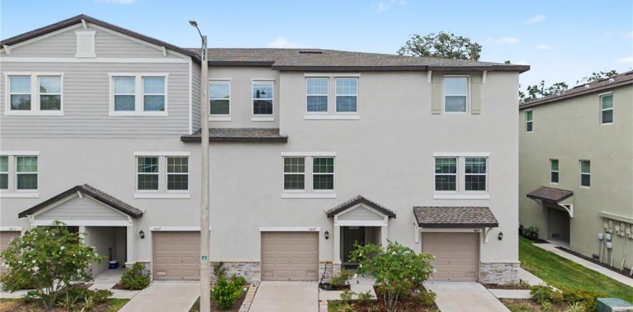 Townhouse in PALM RIVER TOWNHOMES in Tampa, Florida 4 bedrooms, 192.96 sq.m. № 2201612