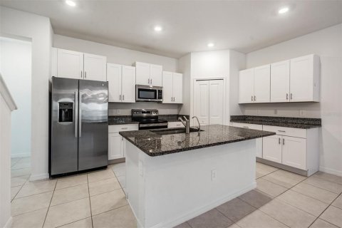 Townhouse in PALM RIVER TOWNHOMES in Tampa, Florida 4 bedrooms, 192.96 sq.m. № 2201612 - photo 5