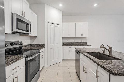Townhouse in PALM RIVER TOWNHOMES in Tampa, Florida 4 bedrooms, 192.96 sq.m. № 2201612 - photo 9