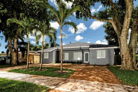 House in Dania Beach, Florida 6 bedrooms, 200.67 sq.m. № 1985593 - photo 1