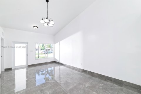 House in Dania Beach, Florida 6 bedrooms, 200.67 sq.m. № 1985593 - photo 6