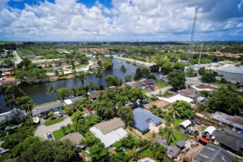 House in Dania Beach, Florida 6 bedrooms, 200.67 sq.m. № 1985593 - photo 2