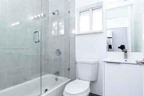 House in Dania Beach, Florida 6 bedrooms, 200.67 sq.m. № 1985593 - photo 11