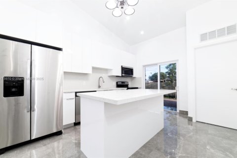 House in Dania Beach, Florida 6 bedrooms, 200.67 sq.m. № 1985593 - photo 3